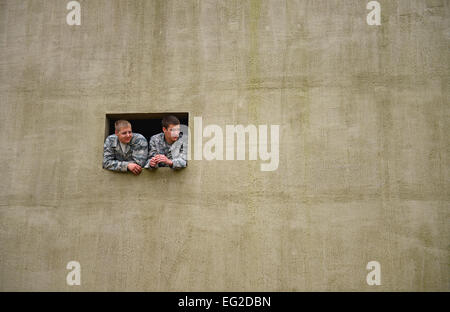 Avieri dal 48th Missione del Gruppo di supporto di guardare un esercizio da un edificio costruito come un finto villaggio durante una forza-su-force esercizio presso la Stanford Area Formazione, Inghilterra, Sett. 19, 2014. Più di 130 48th MSG aviatori hanno partecipato in esercizi di formazione e praticato scenari che potrebbe incontrare in un ambiente distribuito. Airman 1. Classe Erin O'Shea Foto Stock