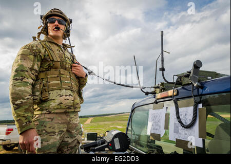 Senior aviatori Brian Colt Gass controlla lo spazio aereo e le condizioni meteo di tutto il Geronimo zona di atterraggio 14 marzo 2014, in corrispondenza del giunto Readiness Training Center, Fort Polk, La. Service membri partecipanti JRTC 14-05 sono educati nel combattere la cura del paziente e Istituto di medicina aeronautica evacuazione in un combattimento simulato l'ambiente. Gass è un controller di combattimento con il ventiduesimo Tattiche speciali Squadrone al McChord Air Force Base, nello Stato di Washington Master Sgt. John R. Nimmo Sr. Foto Stock