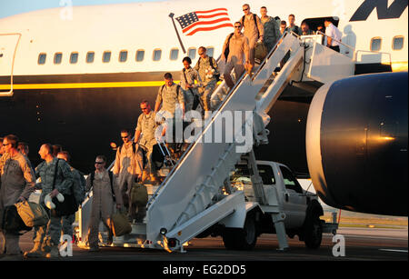 Avieri passo fuori un Boeing 767 dopo il ritorno da sei mesi di distribuzione a sud-ovest Asia Luglio 28, 2010, a Ellsworth Air Force Base, S.D. Avieri vennero riunite con amici, familiari e colleghi al mattino con un secondo gruppo di aviatori di arrivare tardi nella giornata. Al di fuori della fotocamera, Col. Steven Hiss, 28 ala bomba vice comandante, saluta i rimpatriati. U.S Air Force photo byAirman 1a classe Anthony Sanchelli Foto Stock