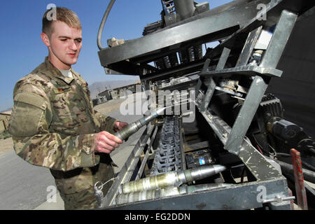 Stati Uniti Air Force Senior Airman Giacobbe Rush esegue un controllo funzionale su un GFU-7e caricamento delle munizioni adattatore a Bagram Airfield, Afghanistan, Giugno 4, 2012. L'adattatore di carico viene utilizzato per caricare e scaricare 30 mm le munizioni in Stati Uniti Air Force A-10C Thunderbolt II. Rush è un 455th Expeditionary squadrone manutenzione sistemi di armamento tecnico. Il personale Sgt. Jeff Nevison Foto Stock