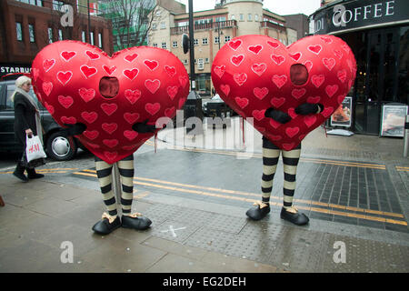 Il torneo di Wimbledon, Londra, Regno Unito. 14 Febbraio, 2015. Stoppino cuori nella città di Wimbledon come parte di San Valentino di credito: amer ghazzal/Alamy Live News Foto Stock