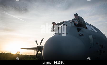 Il Mag. Jeff Bliss, destro e il cap. Brett Polage, lavare le finestre di una C-130J Super Hercules Maggio 17, 2014, Aeroporto Internazionale di Riga, Lettonia, dopo la caduta dell'aria americano e il lituano paracadutisti oltre la Lituania. Piloti e loadmasters dalla 37th Airlift Squadron, a fianco di un'86º Manutenzione aeromobili squadrone battenti capo equipaggio, abbiamo trascorso quattro giorni attraverso tre paesi baltici che assiste il personale in gocce di partner alleati americani e i membri del servizio. Bliss e Polage sono 37th come piloti. Airman 1° classe Castelan Giordania Foto Stock