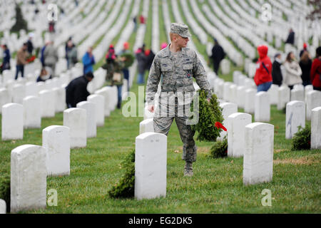 Airman 1. Classe Colton Burnett porta ghirlande durante una corona di fiori in tutta l'America evento presso il Cimitero Nazionale di Arlington, Arlington, Virginia, Dic 15, 2012. Colton è tra le migliaia di volontari che hanno aiutato luogo 110.000 corone presso le tombe dei caduti i membri del servizio come parte dell'annuale ghirlande in tutta l'America evento. Burnett è assegnato alla xi ingegnere civile squadrone a base comune Andrews, Md. DoD foto di EJ Hersom Foto Stock