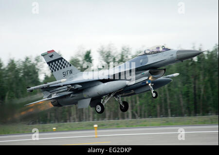 Un U.S. Air Force F-16 Fighting Falcon fighter aircraft assegnato alla 36th Fighter Squadron FS lancia 11 giugno 2012, durante il Red Flag-Alaska 12-2 a Eielson Air Force Base in Alaska. La F-16 è un compatto, estremamente manovrabile Fighter Aircraft, ampiamente dimostrata in combattimento air-air e aria-attacco superficiale. La trentaseiesima FS è fuori di Osan Air Base, Corea del Sud. Il personale Sgt. Jim Araos Foto Stock