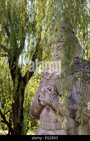 Scolpito statua generale sul viale alberato, la Via Sacra delle tombe Ming Changling, Pechino, Cina. Patrimonio mondiale Foto Stock