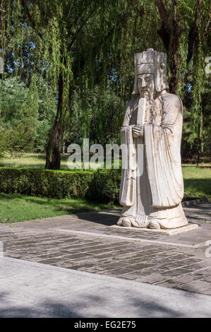 Statue intagliate sul viale alberato, la Via Sacra delle tombe Ming Changling, Pechino, Cina. Patrimonio mondiale Foto Stock