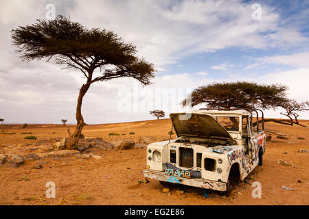 Scatafascio landrover vicino alla vecchia Parigi-dakar route, Erg Chigaga, Marocco Foto Stock