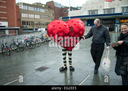 Il torneo di Wimbledon, Londra, Regno Unito. 14 Febbraio, 2015. Stoppino cuori nella città di Wimbledon come parte di San Valentino di credito: amer ghazzal/Alamy Live News Foto Stock