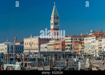 Riva degli Schiavoni waterfront promenade, Venezia, Veneto, Italia Foto Stock