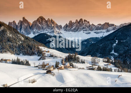 Scenic tramonto in inverno in Vilnoss o Val di Funes con Puez-Geisler Dolomiti dietro, Alto Adige - Alto Adige, Italia Foto Stock