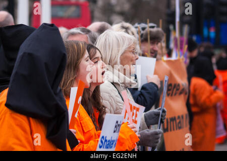 Londra, Regno Unito. 14 Febbraio, 2015. Decine di caldaia arancione-suit clad manifestanti marzo da Piazza del Parlamento a Downing Street in segno di protesta contro la detenzione in corso nella base di Guantanamo Bay di British oggetto Shaker Amer, che è stata mantenuta senza addebito per 13 anni. Credito: Paolo Davey/Alamy Live News Foto Stock