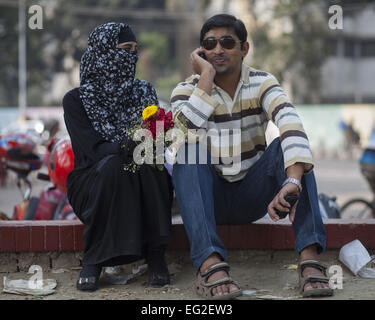 Dacca in Bangladesh. Xiv Feb, 2015. Una coppia in un parco per festeggiare il giorno di San Valentino. © Zakir Hossain Chowdhury/ZUMA filo/Alamy Live News Foto Stock