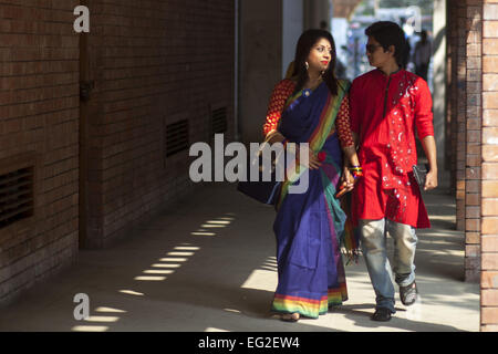 Dacca in Bangladesh. Xiv Feb, 2015. Una coppia in un parco per festeggiare il giorno di San Valentino. © Zakir Hossain Chowdhury/ZUMA filo/Alamy Live News Foto Stock