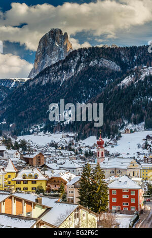 Vista invernale di Ortisei o St Ulrich con Sassolungo dietro, in Val Gardena Alto Adige - Alto Adige, Italia Foto Stock