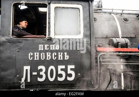 Il driver di una vecchia locomotiva a vapore. -- Febbraio 14th. 2015 Kiev Central Station per anello ferroviario nel suo straordinario volo è andato un preferito con molte persone di Kiev e gli ospiti retrò treno. Vecchia locomotiva a vapore guidato lentamente intorno alla capitale dell'Ucraina. Credito: Igor Golovnov/Alamy Live News Foto Stock