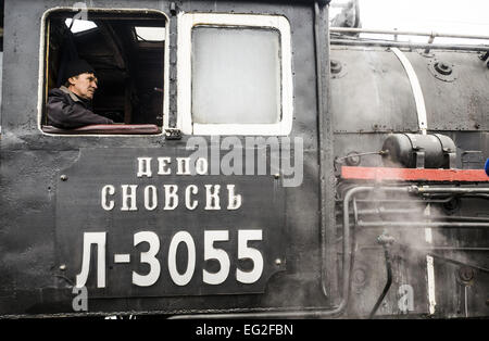 Il driver di una vecchia locomotiva a vapore. Xiv Feb, 2015. -- Febbraio 14th. 2015 Kiev Central Station per anello ferroviario nel suo straordinario volo è andato un preferito con molte persone di Kiev e gli ospiti retrò treno. Vecchia locomotiva a vapore guidato lentamente intorno alla capitale dell'Ucraina. © Igor Golovniov/ZUMA filo/Alamy Live News Foto Stock