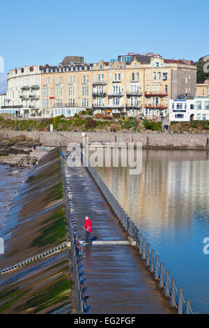 Fisherman tentando la fortuna nel respiro lago marino a Weston-super-Mare, North Somerset, Inghilterra, Regno Unito Foto Stock