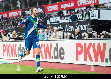 Leverkusen, Germania. Xiv Feb, 2015. Wolfsburg's sottoporta Bas possiedi celebra la sua 2-4 gol alla Bundesliga tedesca partita di calcio tra Bayer Leverkusen e VfL Wolfsburg nella BayArena a Leverkusen, Germania, 14 febbraio 2015. Foto: MARIUS BECKER/dpa (EMBARGO CONDIZIONI - attenzione - a causa di accreditamento orientamenti il DFL consente solo la pubblicazione e utilizzazione di fino a 15 immagini per corrispondenza su internet e nei contenuti multimediali in linea durante il match)/dpa/Alamy Live News Foto Stock