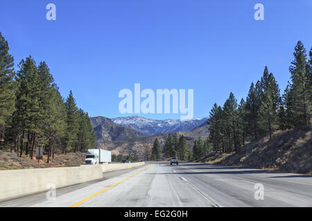 Prospettiva in prima persona di un tratto di guida lungo una strada di montagna in California in Sierra Nevada. Foto Stock