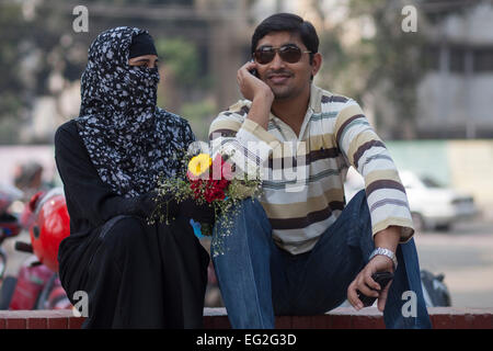 Dacca in Bangladesh. Xiv Feb, 2015. Una coppia in un parco per festeggiare il giorno di San Valentino. Credito: zakir hossain chowdhury zakir/Alamy Live News Foto Stock