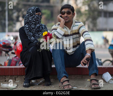 Dacca in Bangladesh. Xiv Feb, 2015. Una coppia in un parco per festeggiare il giorno di San Valentino. Credito: zakir hossain chowdhury zakir/Alamy Live News Foto Stock