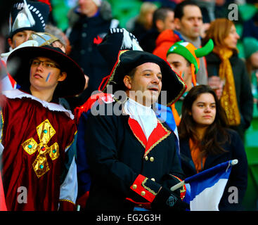 Dublino, Irlanda. Xiv Feb, 2015. 6 Nazioni del campionato. L'Irlanda contro la Francia. Ventole francese indossando abiti fantasiosi nello stadio prima del calcio d'inizio. © Azione Sport Plus/Alamy Live News Foto Stock