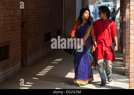 Dacca in Bangladesh. Xiv Feb, 2015. Una coppia in un parco per festeggiare il giorno di San Valentino. Credito: zakir hossain chowdhury zakir/Alamy Live News Foto Stock