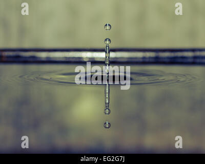 Goccia di acqua congelata nel tempo Foto Stock