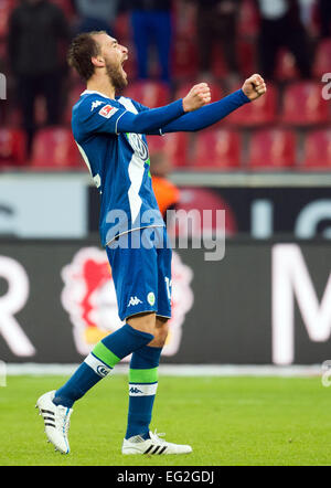 Leverkusen, Germania. Xiv Feb, 2015. Wolfsburg multiple sottoporta Bas possiedi festeggia alla fine della Bundesliga tedesca partita di calcio tra Bayer Leverkusen e VfL Wolfsburg nella BayArena a Leverkusen, Germania, 14 febbraio 2015. Foto: BERND THISSEN/dpa (EMBARGO CONDIZIONI - attenzione - a causa di accreditamento orientamenti il DFL consente solo la pubblicazione e utilizzazione di fino a 15 immagini per corrispondenza su internet e nei contenuti multimediali in linea durante il match)/dpa/Alamy Live News Foto Stock