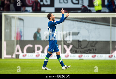 Leverkusen, Germania. Xiv Feb, 2015. Wolfsburg multiple sottoporta Bas possiedi festeggia alla fine della Bundesliga tedesca partita di calcio tra Bayer Leverkusen e VfL Wolfsburg nella BayArena a Leverkusen, Germania, 14 febbraio 2015. Foto: BERND THISSEN/dpa (EMBARGO CONDIZIONI - attenzione - a causa di accreditamento orientamenti il DFL consente solo la pubblicazione e utilizzazione di fino a 15 immagini per corrispondenza su internet e nei contenuti multimediali in linea durante il match)/dpa/Alamy Live News Foto Stock