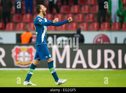 Leverkusen, Germania. Xiv Feb, 2015. Wolfsburg multiple sottoporta Bas possiedi festeggia alla fine della Bundesliga tedesca partita di calcio tra Bayer Leverkusen e VfL Wolfsburg nella BayArena a Leverkusen, Germania, 14 febbraio 2015. Foto: BERND THISSEN/dpa (EMBARGO CONDIZIONI - attenzione - a causa di accreditamento orientamenti il DFL consente solo la pubblicazione e utilizzazione di fino a 15 immagini per corrispondenza su internet e nei contenuti multimediali in linea durante il match)/dpa/Alamy Live News Foto Stock