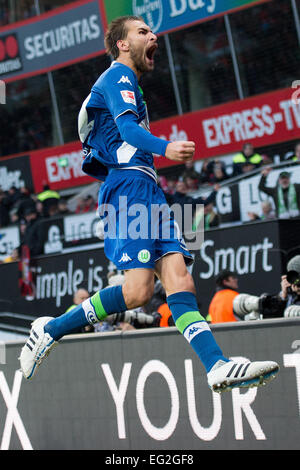 Leverkusen, Germania. Xiv Feb, 2015. Wolfsburg è Bas possiedi celebra la sua 4-5 gol alla Bundesliga tedesca partita di calcio tra Bayer Leverkusen e VfL Wolfsburg nella BayArena a Leverkusen, Germania, 14 febbraio 2015. Foto: MARIUS BECKER/dpa (EMBARGO CONDIZIONI - attenzione - a causa di accreditamento orientamenti il DFL consente solo la pubblicazione e utilizzazione di fino a 15 immagini per corrispondenza su internet e nei contenuti multimediali in linea durante il match)/dpa/Alamy Live News Foto Stock