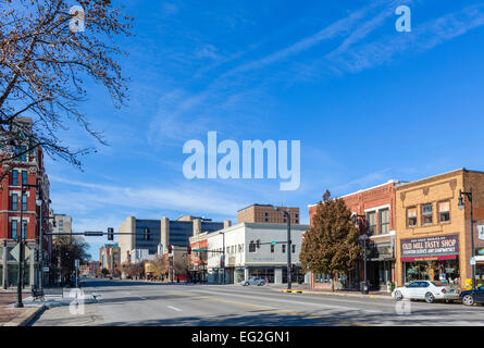 Oriente Douglas Avenue nel centro storico di Wichita, Kansas, STATI UNITI D'AMERICA Foto Stock