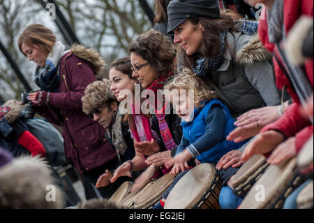 Londra, Regno Unito. 14 Febbraio, 2015. Un miliardo di aumento caso Marble Arch London. Tamburo , danza e luogo ! Evento a Marble Arch organizzato da PR Lynne Franks con gli ospiti eminenti UK I politici donna Yvette Cooper e Stella Creasy. La campagna è ora al suo terzo anno. Per contrassegnare , protesta e di effetto del cambiamento che una donna su tre sul pianeta saranno violentate o battuti nel corso della sua vita. Che è un miliardo di donne. In una ventina di bambini al di sotto dei diciotto anni sono sessualmente abusati nel Regno Unito, il novanta per cento da qualcuno che conoscono. Credito: roger parkes/Alamy Live News Foto Stock