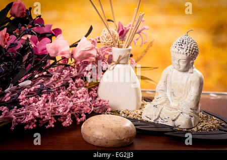 L'incenso e la statua del Buddha con fiori spa concept Foto Stock