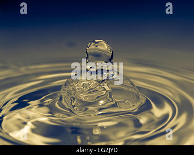 Goccia di acqua congelata nel tempo Foto Stock