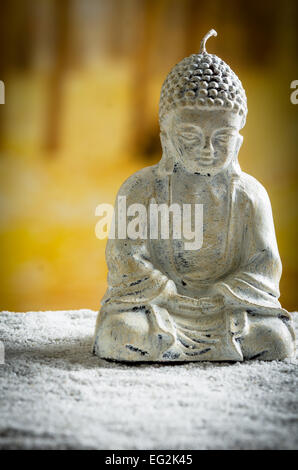 Piccola scultura di buddha su ciottoli bianchi Foto Stock