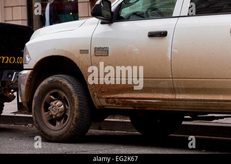 Fangoso il parafango e la porta del pickup truck - USA Foto Stock