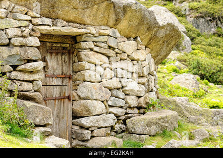 Stone capanna di pastore, in Le Labassa, Parco Nazionale dei Pirenei, tradizionale per la transumanza. Val d'Azun, Hautes Pirenei (Francia) Foto Stock