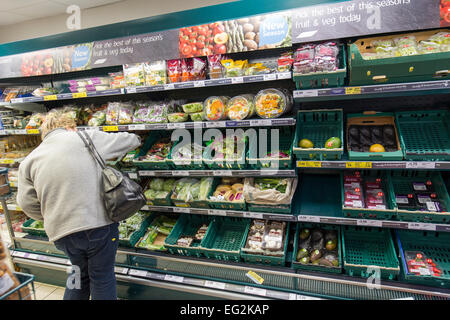 Tesco Express negozio scaffali di cibo Foto Stock