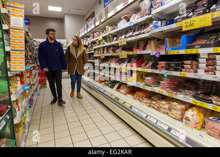 Tesco Express negozio scaffali di cibo Foto Stock