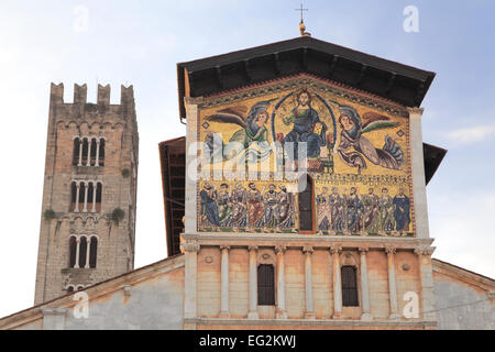 Mosaico sulla facciata della Basilica di San Frediano, Lucca, Toscana, Italia Foto Stock