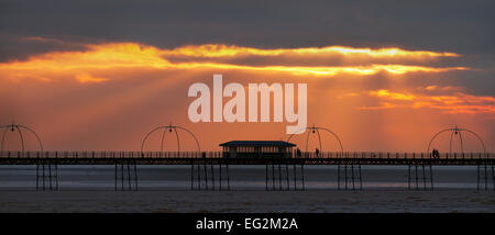 Southport, Merseyside, Regno Unito. 14 Febbraio, 2015. Regno Unito: Meteo Southport Pier stagliano contro i raggi del sole al tramonto. Foto Stock