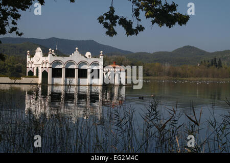 Il Boathouse sul lago di Banyoles (Estany de Banyoles) situato in Pla de l'Estany, provincia di Girona, in Catalogna, Spagna Foto Stock