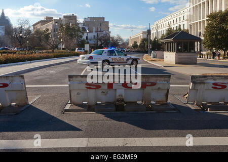 Barriera a cuneo di arresto del veicolo attorno al gate Capitol Hill - Washington DC, Stati Uniti d'America Foto Stock