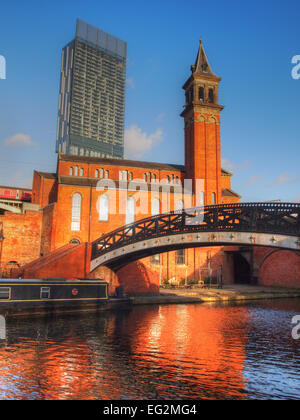 Castlefields in Manchester, UK, bacino del canale e di attrazione turistica contenente pub e ristoranti; Hilton hotel in background Foto Stock