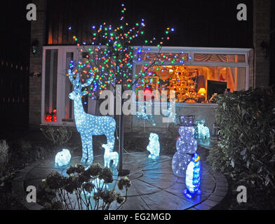 Le decorazioni di Natale al di fuori di casa suburbana, Inghilterra Foto Stock