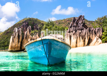 Vecchie barche da pesca sulla spiaggia tropicale a Curieuse isola delle Seychelles. Inquadratura orizzontale Foto Stock