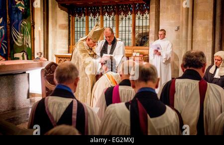 Chichester, Regno Unito. Xiv Feb, 2015. Il Molto Reverendo Stephen Waine, ex Arcidiacono di Dorset, è stato installato come nuovo Decano di Chichester oggi in occasione di una cerimonia che si terrà nella Cattedrale di Chichester dal vescovo Martin Warner. La regina era rappresentato dal Signore luogotenenti di East e West Sussex. Il servizio comprendeva anche il Vescovo di Chichester benedizione il nuovo decano ponendo le mani su Stephen alla testa. L'installazione ha avuto luogo nell'atto di culto per cui le cattedrali sono più famosi - Evensong corale. Credito: Jim Holden/Alamy Live News Foto Stock