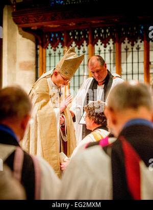 Chichester, Regno Unito. Xiv Feb, 2015. Il Molto Reverendo Stephen Waine, ex Arcidiacono di Dorset, è stato installato come nuovo Decano di Chichester oggi in occasione di una cerimonia che si terrà nella Cattedrale di Chichester dal vescovo Martin Warner. La regina era rappresentato dal Signore luogotenenti di East e West Sussex. Il servizio comprendeva anche il Vescovo di Chichester benedizione il nuovo decano ponendo le mani su Stephen alla testa. L'installazione ha avuto luogo nell'atto di culto per cui le cattedrali sono più famosi - Evensong corale. Credito: Jim Holden/Alamy Live News Foto Stock